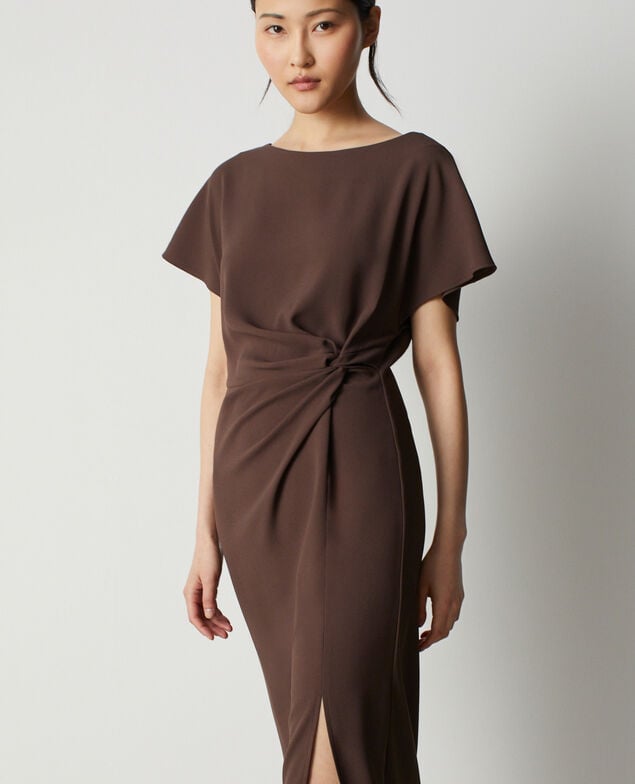 Robe longue nou&eacute;e en cr&ecirc;pe M390 marron fonce