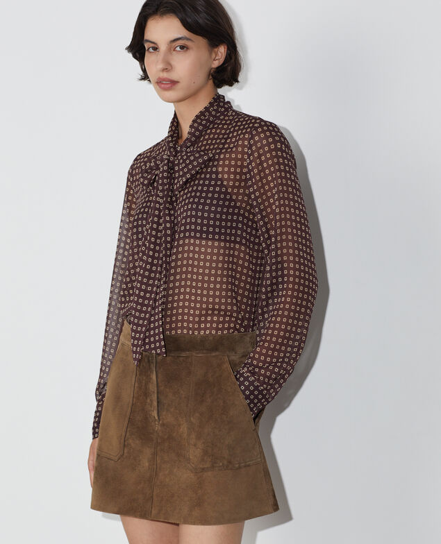 Blouse col lavalli&egrave;re en mousseline imprim&eacute;e M193 cravate fudge